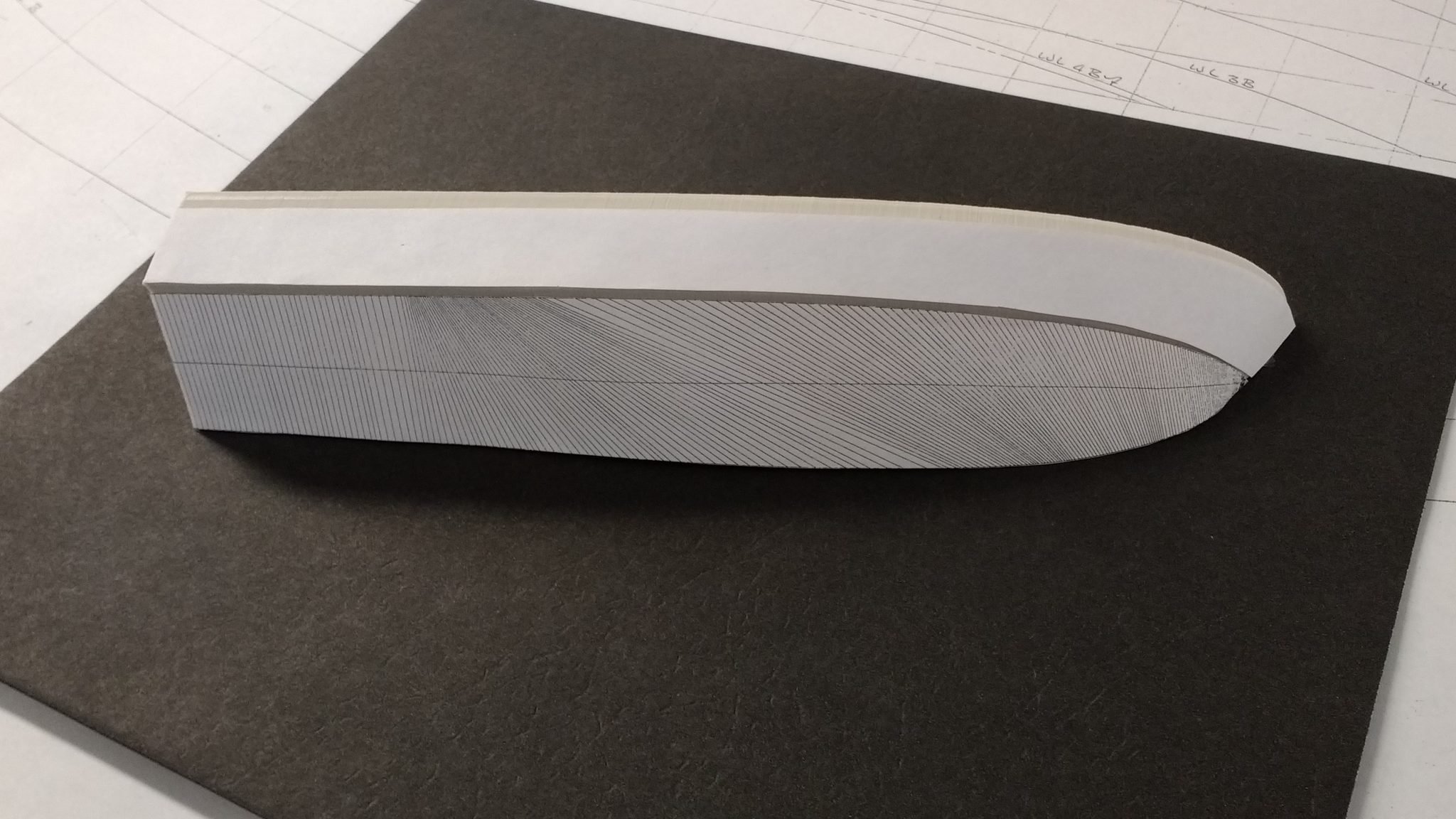 Modelo 3D e “chapas de papel” moldadas ao fundo e costado (fonte: Cassio Neres)