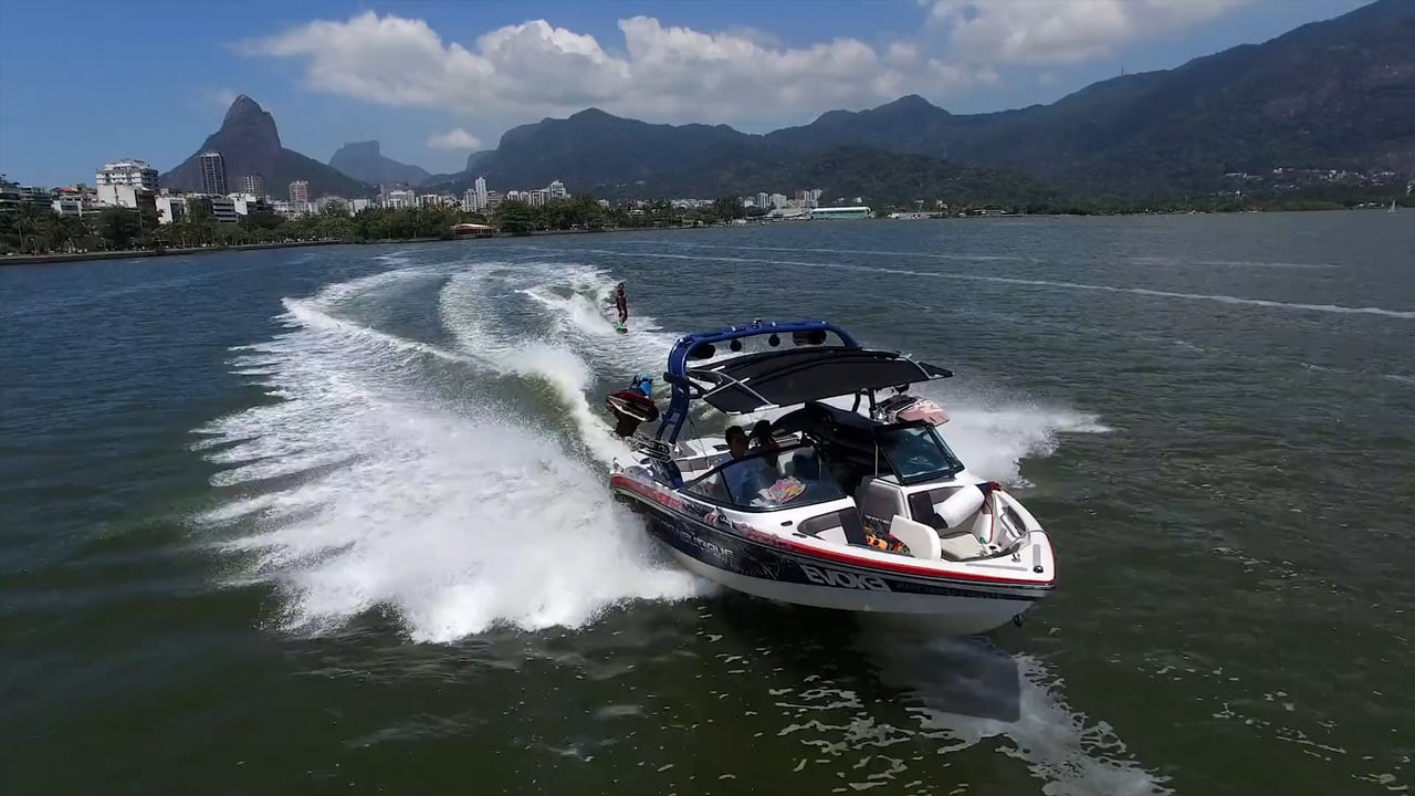 Outro esporte muito praticado nas águas da Lagoa é o wakeboard.